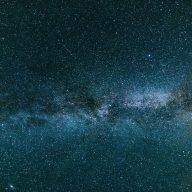 男女性生活视频 作者顾星野的工作头像，浅色背景前的年轻编辑侧影，桌面放着记录本