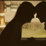 男女性生活视频 林晚舟的编辑头像，暖色背景中的手绘人物侧影