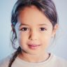 读者头像，暖色背景的简笔人物插画