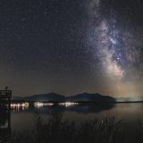 男女性生活视频 顾星野的头像插画，暖色背景中一位正在整理数据表格的编辑形象